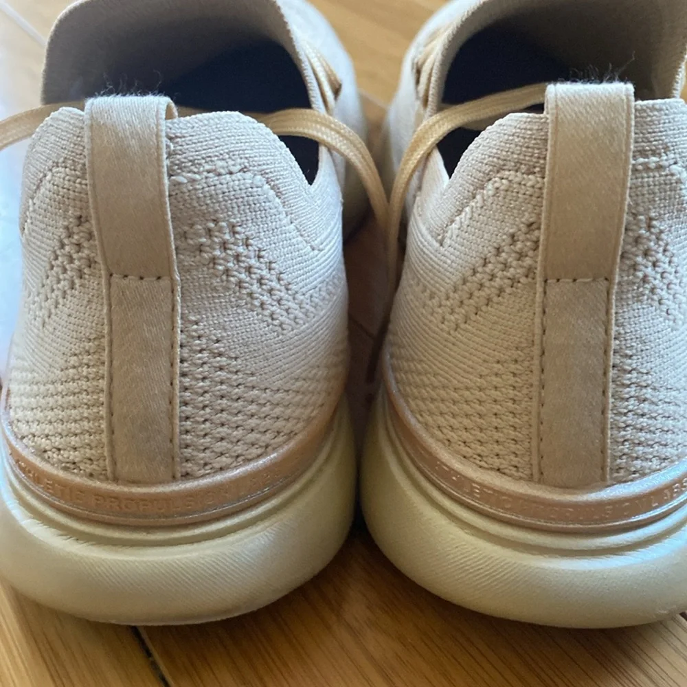 Beautiful APL ladies sneaker EUC